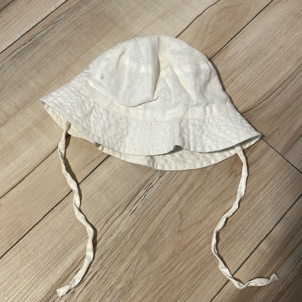 EUC H&M Baby Hat 4-6m
